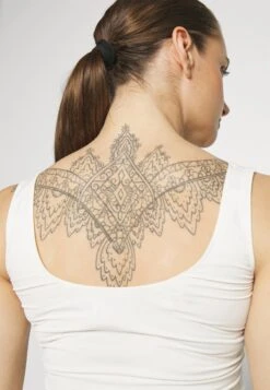 Top - Off-White -Even-Odd Winkel 2fb6819ce2874cc2a9b96f42d53f896a