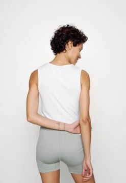 Top - Off-White -Even-Odd Winkel 7e3c4444f2f94154b3e5ab06f132af3b