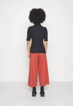 Broek - Red -Even-Odd Winkel 9076529c33a34ec6a3003d372cfb988b